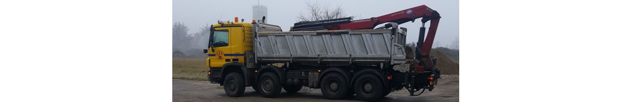 Lastvogn med grab til transport af granitskærver, grus, perlesten mm.